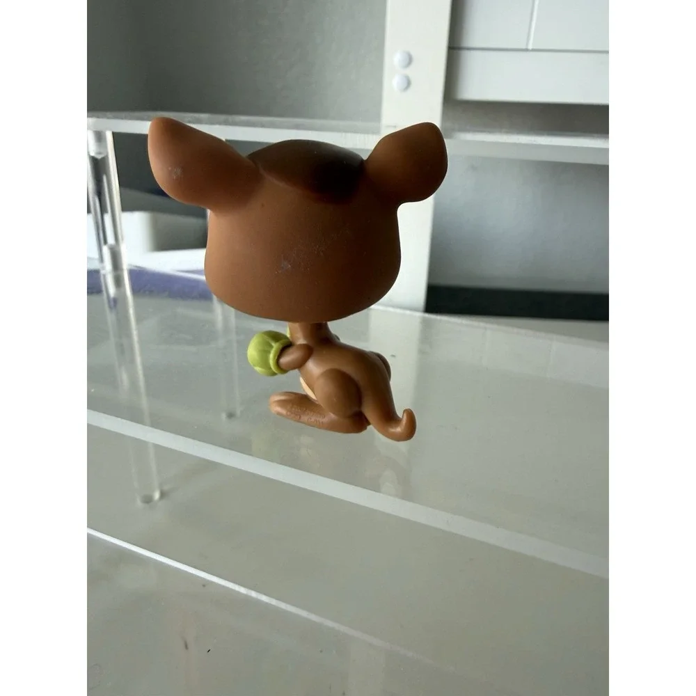 Littlest Pet Shop lps Kangaroo #682 with Green Boxing Gloves and Blue Snow Eyes